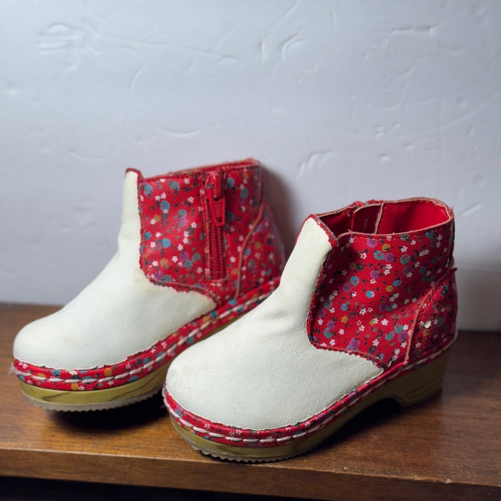 Oshkosh Genuine Kids Target Red and white Boots flowers girls size 8
